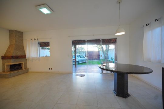 Sala de casa para alugar com 2 quartos, 110m² em Rio Tavares, Florianópolis