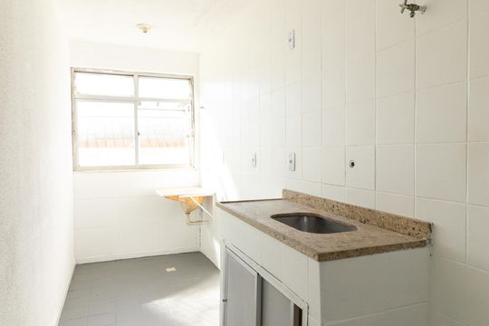 Cozinha de apartamento para alugar com 2 quartos, 52m² em Realengo, Rio de Janeiro