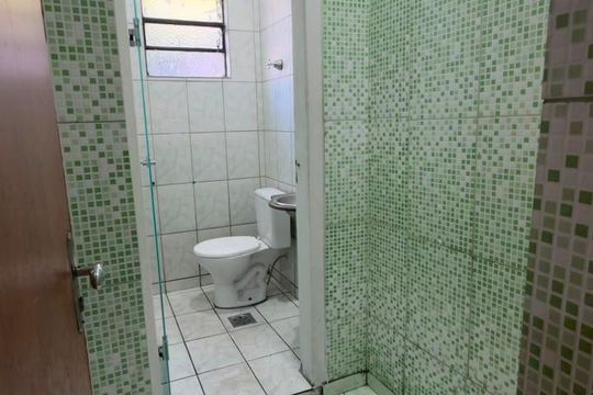 Banheiro social de casa de condomínio para alugar com 1 quarto, 150m² em Floresta, Belo Horizonte