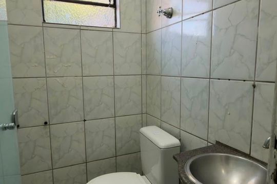 Banheiro social de casa de condomínio para alugar com 1 quarto, 150m² em Floresta, Belo Horizonte