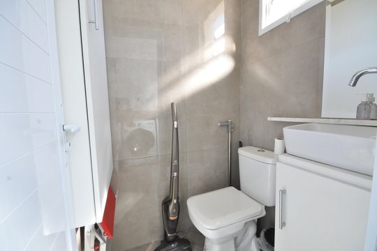 Banheiro de serviço de apartamento à venda com 2 quartos, 56m² em Guapira, São Paulo