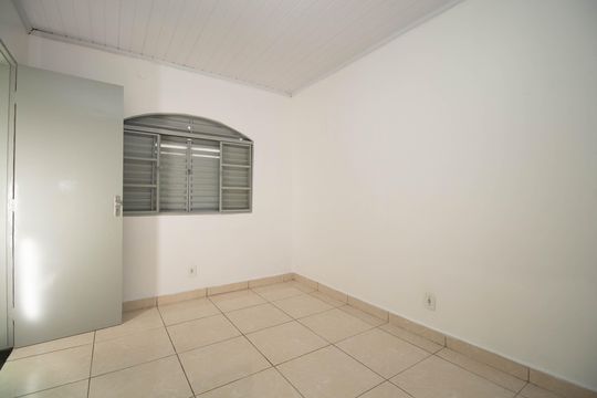 Quarto 1 de casa para alugar com 4 quartos, 100m² em Qsf, Brasília