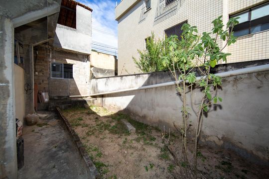Área externa de casa para alugar com 2 quartos, 100m² em Alto Caiçaras, Belo Horizonte