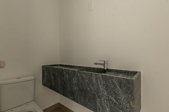 Banheiro de serviço de apartamento à venda com 3 quartos, 116m² em Vila Das Flores, Nova Lima