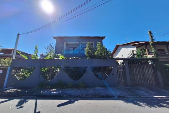 Fachada de casa à venda com 5 quartos, 215m² em Itaipu, Niterói