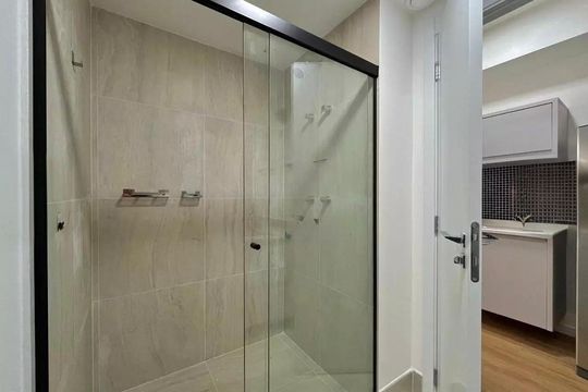 Banheiro de kitnet/studio para alugar com 1 quarto, 25m² em Perdizes, São Paulo