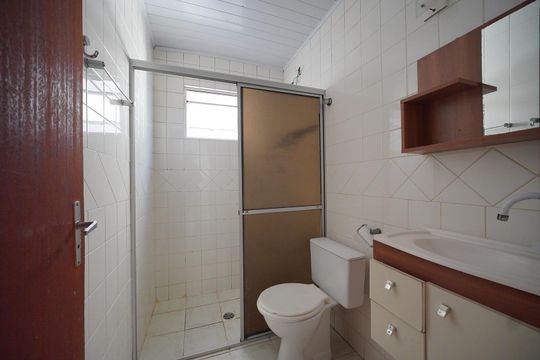 Banheiro de apartamento para alugar com 2 quartos, 50m² em Serraria, São José
