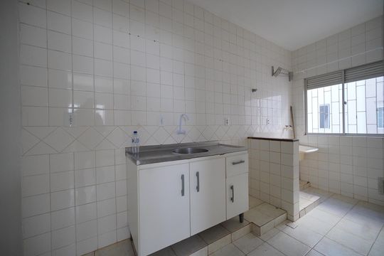 Cozinha de apartamento para alugar com 2 quartos, 50m² em Serraria, São José
