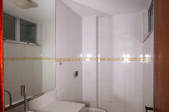 Banheiro de apartamento para alugar com 2 quartos, 68m² em Mutondo, São Gonçalo