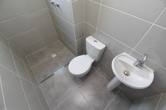 Banheiro da Suíte de apartamento para alugar com 3 quartos, 81m² em Emiliano Perneta, Pinhais