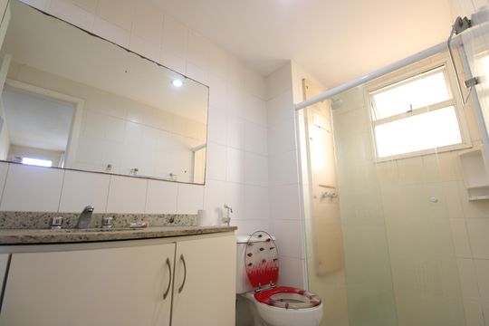 Banheiro da suíte de apartamento para alugar com 1 quarto, 50m² em Barra Olímpica, Rio de Janeiro
