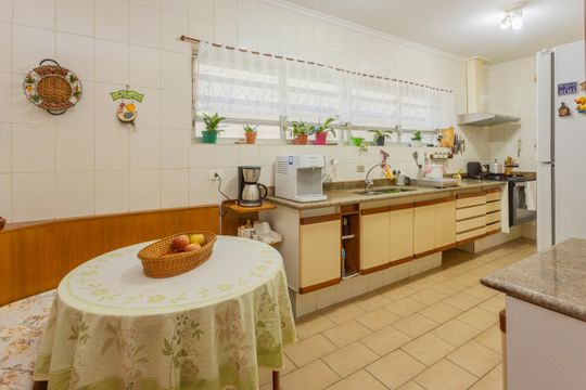 Cozinha de casa à venda com 4 quartos, 790m² em Jardim Santa Helena, São Paulo