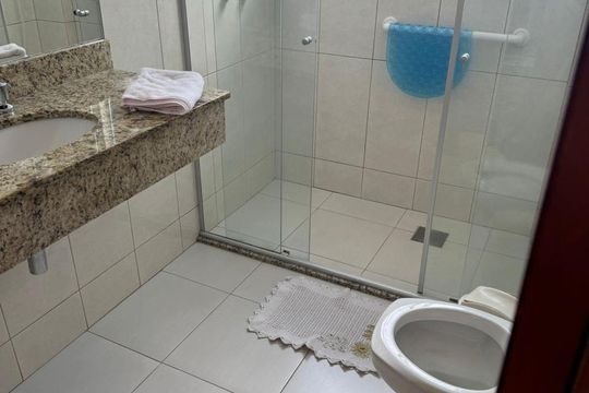 Banheiro de apartamento para alugar com 2 quartos, 75m² em Centro, Pelotas