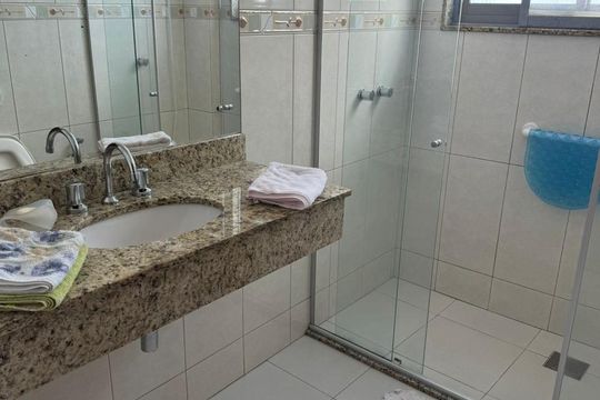 Banheiro de apartamento para alugar com 2 quartos, 75m² em Centro, Pelotas