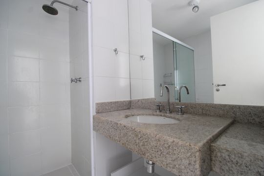 Banheiro da suíte de apartamento à venda com 3 quartos, 110m² em Barra Olímpica, Rio de Janeiro