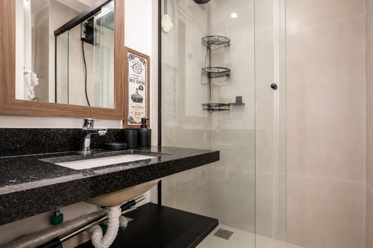 Banheiro de kitnet/studio para alugar com 1 quarto, 38m² em Auxiliadora, Porto Alegre