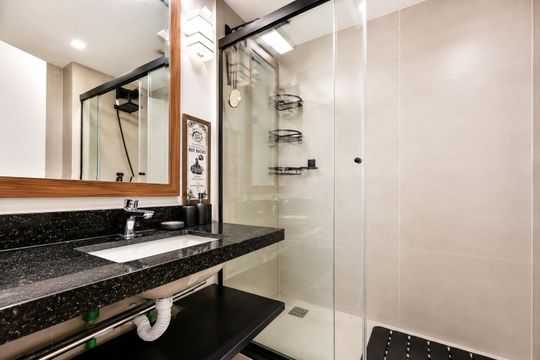 Banheiro de kitnet/studio para alugar com 1 quarto, 38m² em Auxiliadora, Porto Alegre