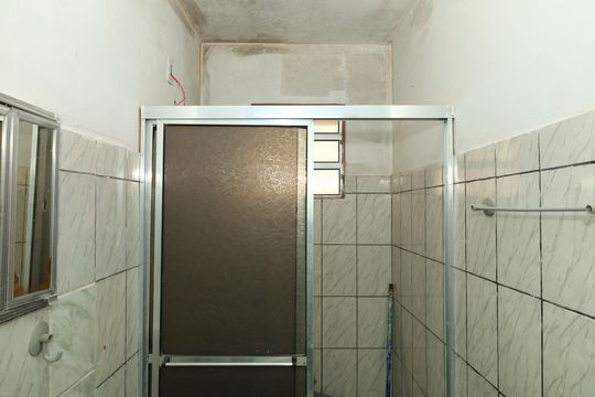 Banheiro social de casa para alugar com 1 quarto, 35m² em Vila Iolanda Ii, São Paulo