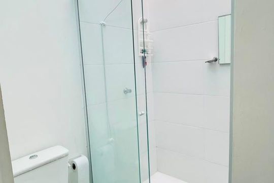 Banheiro de casa de condomínio para alugar com 2 quartos, 49m² em Bairro Jardim Nossa Senhora das Graças, Cotia