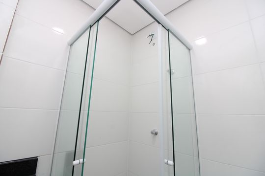 Banheiro social de casa de condomínio para alugar com 2 quartos, 50m² em Vila Marieta, São Paulo