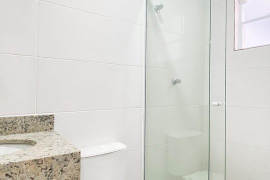 Banheiro social de casa de condomínio para alugar com 2 quartos, 60m² em Vila Marieta, São Paulo
