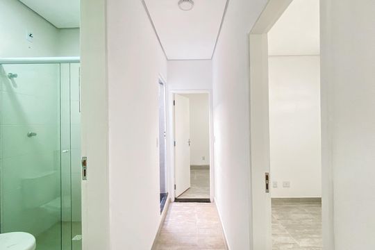 Corredor  de casa de condomínio para alugar com 2 quartos, 60m² em Vila Marieta, São Paulo