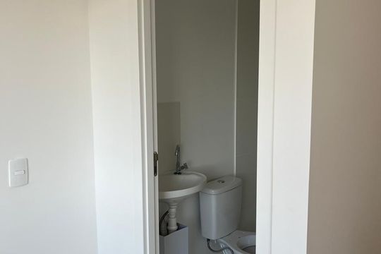Banheiro de kitnet/studio para alugar com 1 quarto, 17m² em Freguesia do Ó, São Paulo