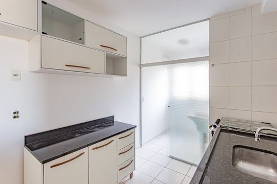 Banheiro de apartamento para alugar com 2 quartos, 48m² em Vila Liviero, São Paulo