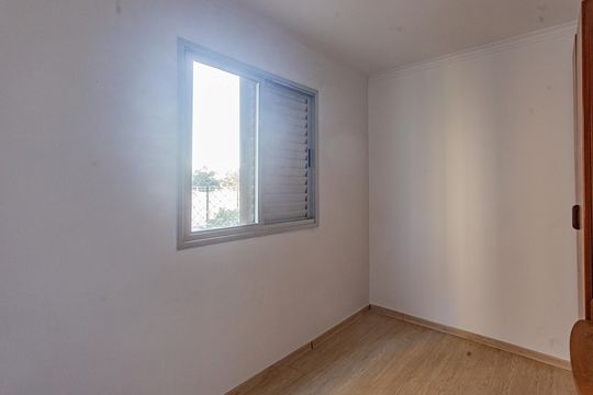 Quarto 2 de apartamento para alugar com 2 quartos, 48m² em Vila Liviero, São Paulo