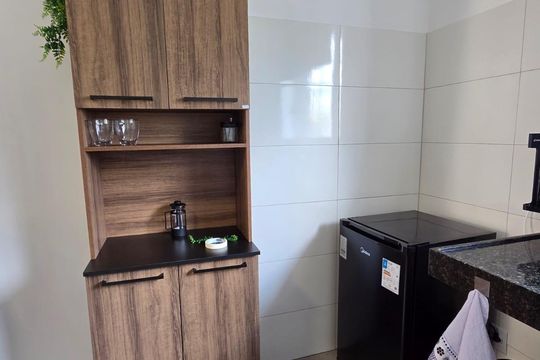 Sala de casa de condomínio para alugar com 1 quarto, 30m² em Barro Preto, Belo Horizonte