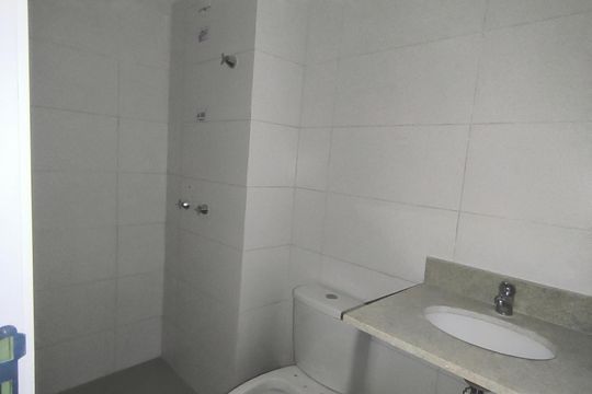 Banheiro social de apartamento para alugar com 2 quartos, 51m² em Jardim Sabará, Porto Alegre