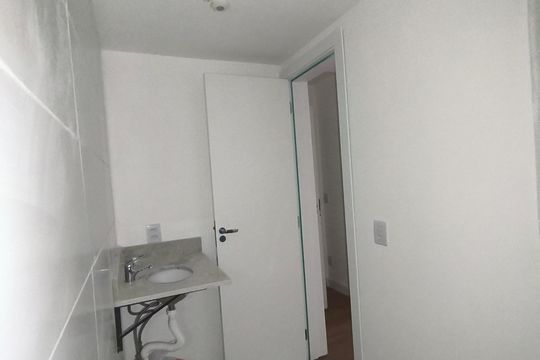 Banheiro social de apartamento para alugar com 2 quartos, 51m² em Jardim Sabará, Porto Alegre