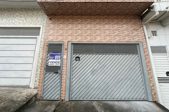 Fachada de casa à venda com 2 quartos, 206m² em Parque Imperial, Barueri