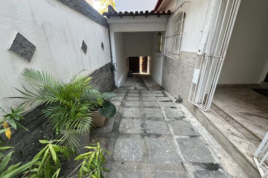 Garagem de casa à venda com 3 quartos, 220m² em Jardim Guanabara, Rio de Janeiro