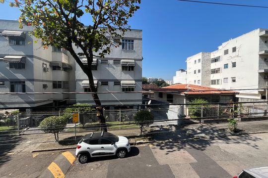 Vista da rua de casa à venda com 3 quartos, 220m² em Jardim Guanabara, Rio de Janeiro