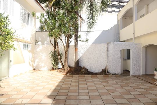 Quintal de casa para alugar com 8 quartos, 387m² em Alto da Lapa, São Paulo