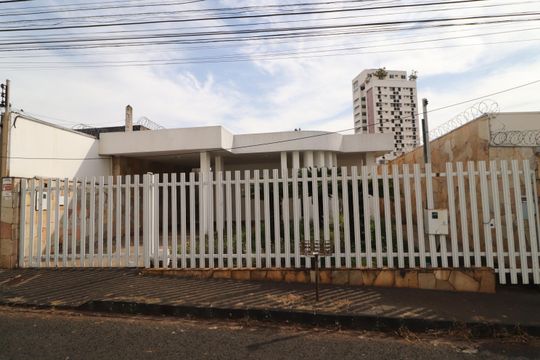 Fachada de casa para alugar com 4 quartos, 180m² em Centro, Uberlândia