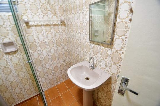Banheiro de apartamento à venda com 1 quarto, 38m² em Centro, Campinas