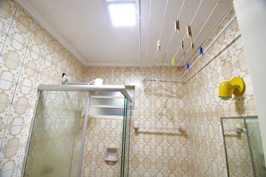 Banheiro de apartamento à venda com 1 quarto, 38m² em Centro, Campinas