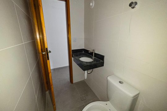Banheiro de casa de condomínio para alugar com 2 quartos, 53m² em Sítio do Campo, Praia Grande