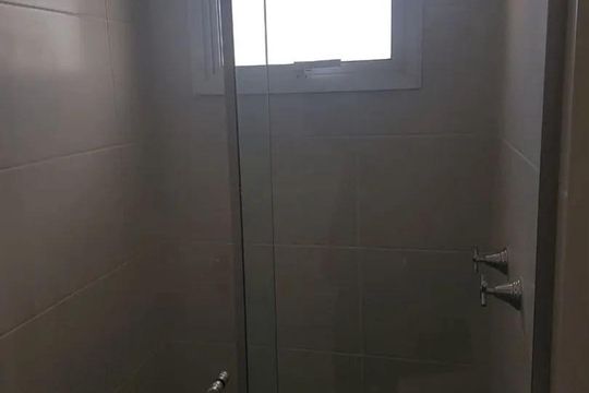 Banheiro da suíte de apartamento para alugar com 3 quartos, 86m² em Balsa, Pelotas