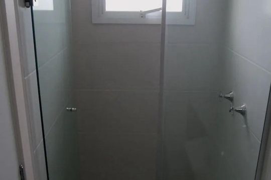 Banheiro da suíte de apartamento para alugar com 3 quartos, 86m² em Balsa, Pelotas