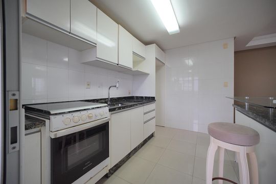 Cozinha de apartamento para alugar com 2 quartos, 87m² em Centro, Florianópolis