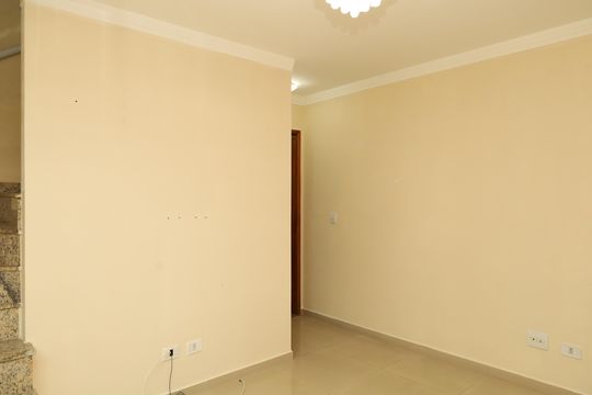 Sala de casa de condomínio para alugar com 2 quartos, 65m² em Vila Carmosina, São Paulo