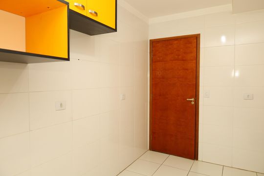 Cozinha de casa de condomínio para alugar com 2 quartos, 65m² em Vila Carmosina, São Paulo