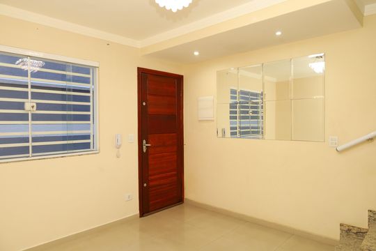 Casa de Condomínio para alugar com 2 quartos, 65m² em Vila Carmosina, São Paulo