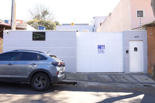 Fachada do condomínio - Placa GRANDE instalada no portão do condomínio dia 11.07.2026 - ECZZ-586 de casa de condomínio para alugar com 2 quartos, 65m² em Vila Carmosina, São Paulo