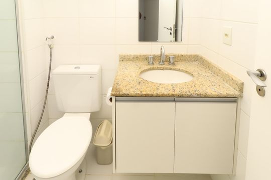 Banheiro da Suíte de apartamento para alugar com 1 quarto, 54m² em Caminho das Árvores, Salvador