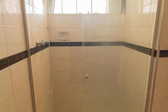 Banheiro de apartamento para alugar com 2 quartos, 76m² em Aclimação, São Paulo