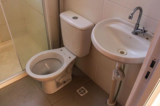 Banheiro social de apartamento para alugar com 2 quartos, 43m² em Santa Cruz, Rio de Janeiro